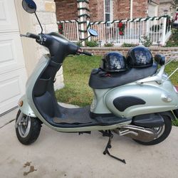 TNG 2008 Scooter with 2 helmets