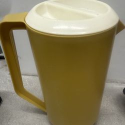 Vintage Rubbermaid Pitcher Harvest Gold 2 1/4 Quart J-2445 with White Lid Retro
