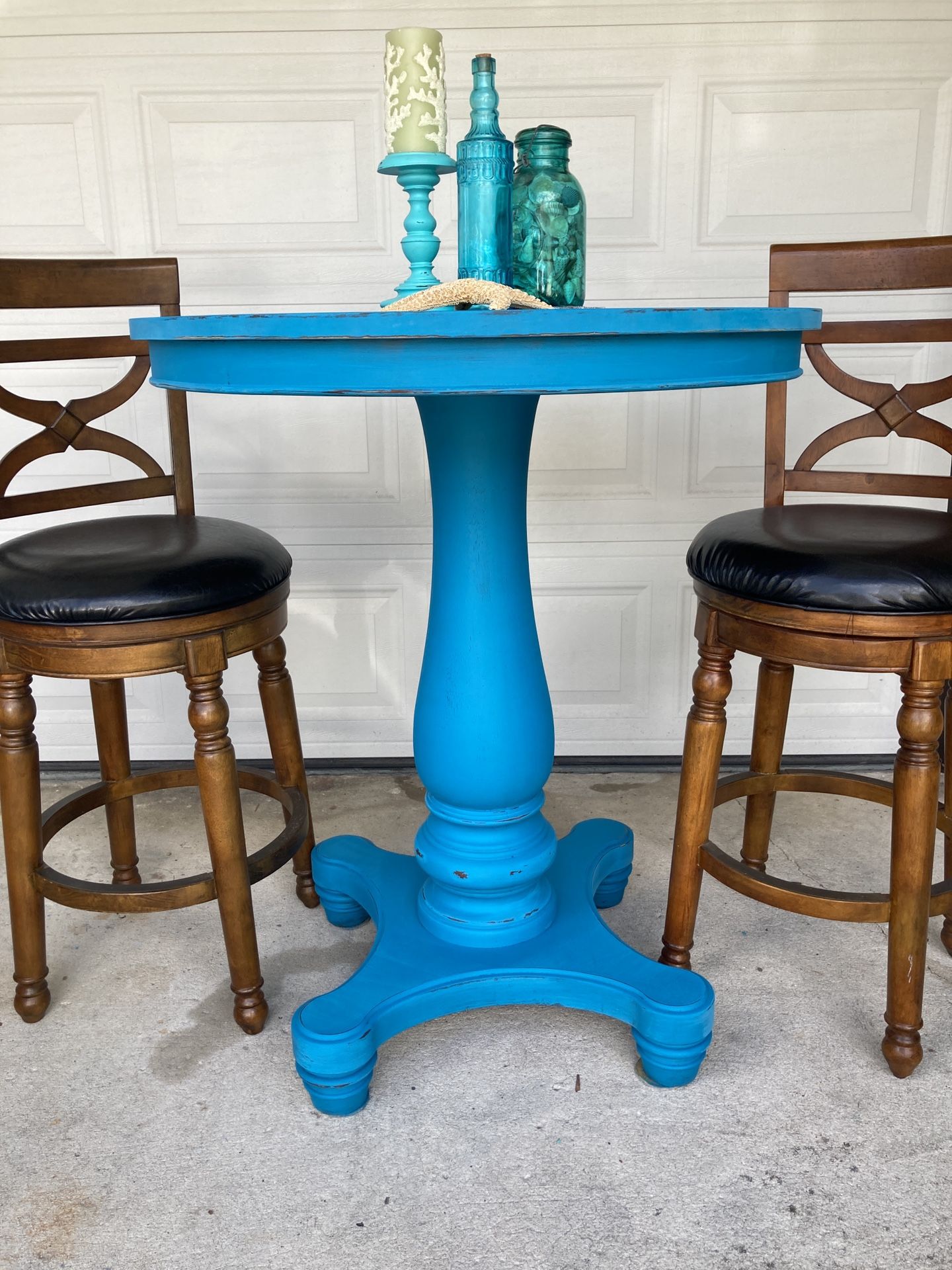 Beautiful Bistro /bar Table And Chairs