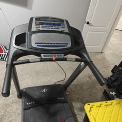 Treadmill - Nautilus T 6.7C   2.6 Hp
