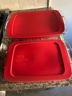 Set of Matching Pyrex Cookware with Lids(Pyrex)
