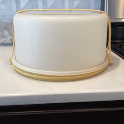 TUPPERWARE round cake taker with strap 11” x 7” great clean condition
