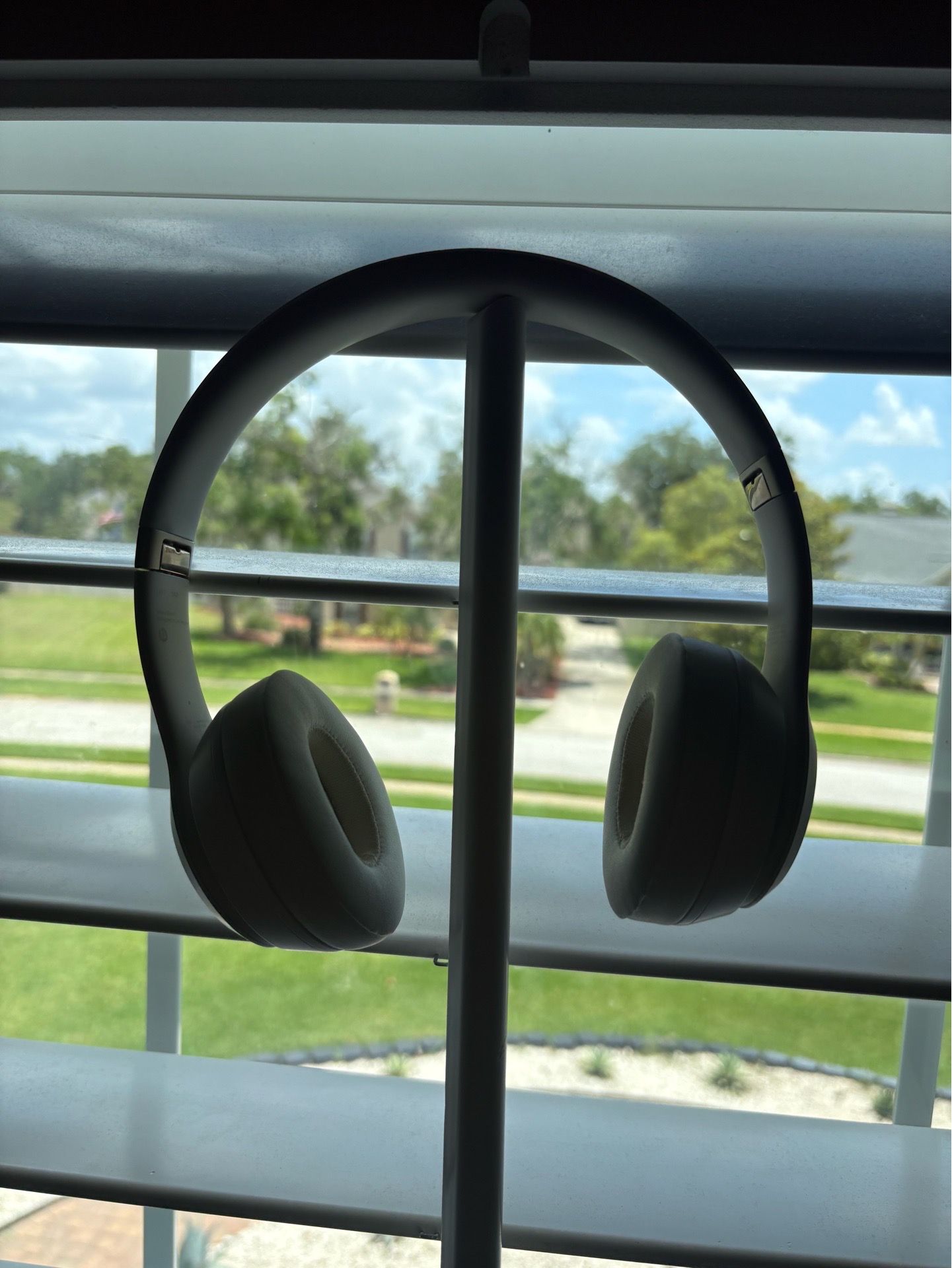 white and gold beats can only do cash