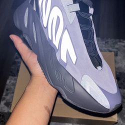 YEEZY 700 MNVN