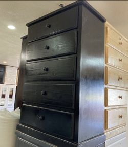 Five Drawers Dresser With Rails