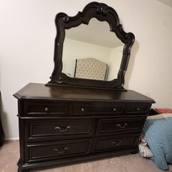 Queen Bedroom Set - 3 Piece Set. GREAT CONDITION !!