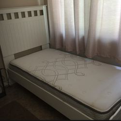 BEAUTIFUL TWIN SIZE BED W/MATTRESS 