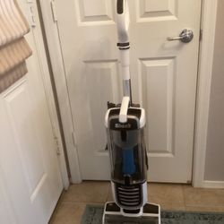 Shark Bagless Vacuum Cleaner With Attachments,    (Nearly New Condition)