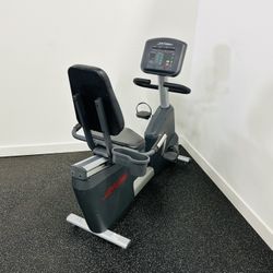 Life Fitness Recumbent Bike - Workout - Fitness - Gym Equipment 