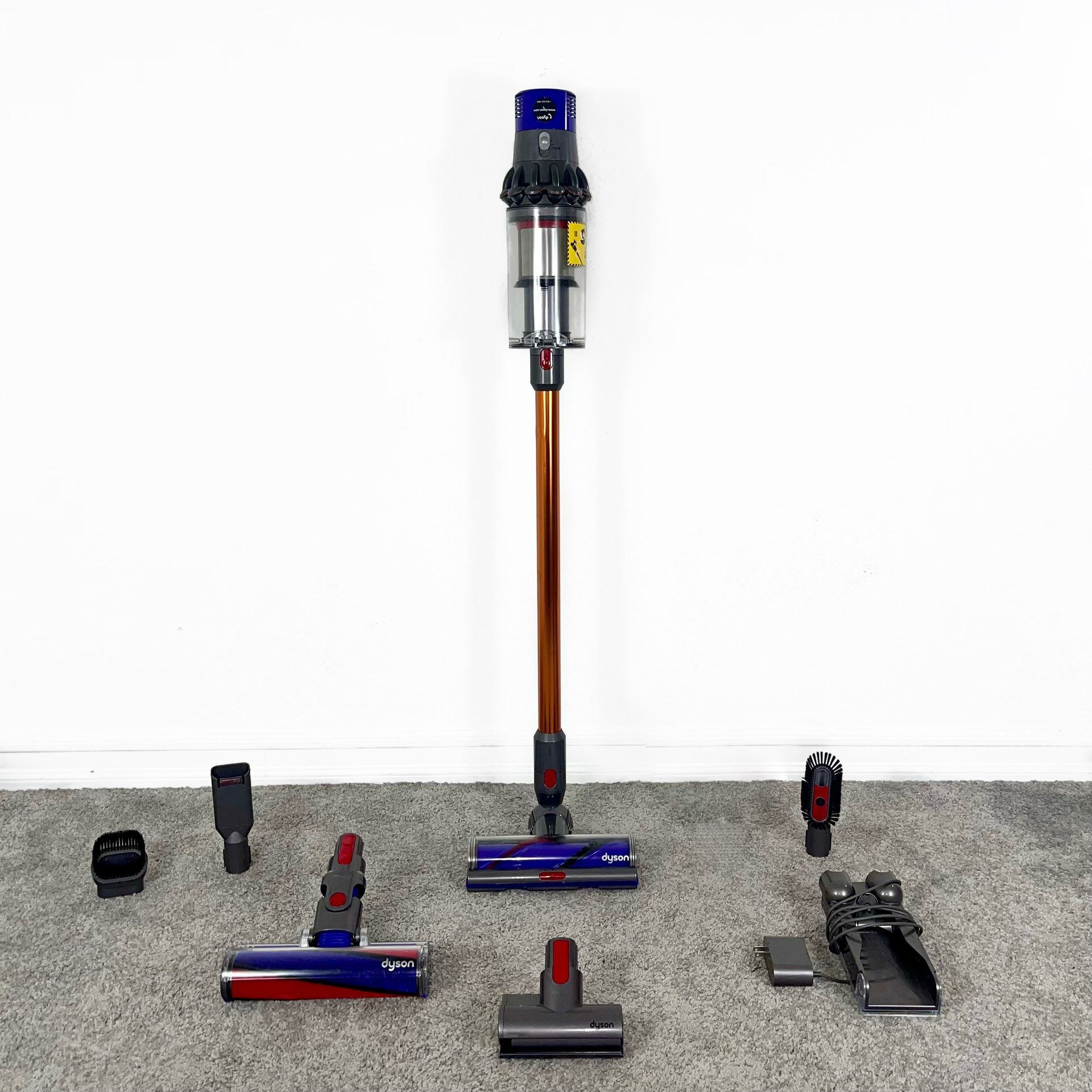 Dyson Cyclone V10 Absolute Cordless Vacuum Cleaner w/ attachments - Aspiradora
