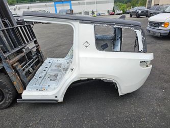 22-24 Rivian R1S Rear Left Quarter Cut