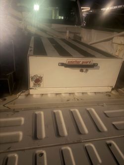Truck tool box