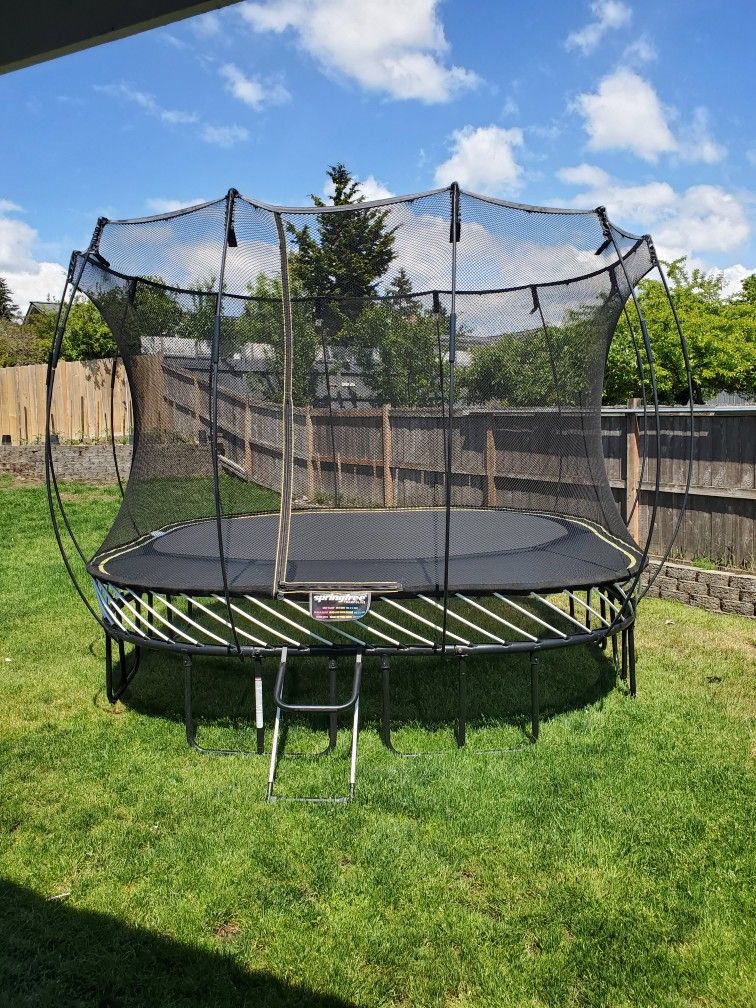11×11 Springfree Trampoline