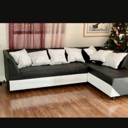 FUNiTURE -NEW SECTIONAL  BLACK AND WHITE BRAND New 