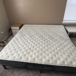 Mattress King Size  Like (New) Beautyrest PressureSmart™ 2.0 Firm 11” King Mattress with Electric Adjustable Bas