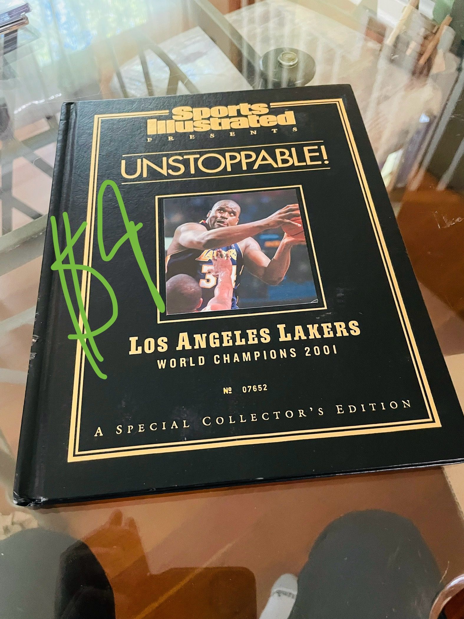 Sports Illustrated La Lakers 2001 Unstoppable Collectors Book