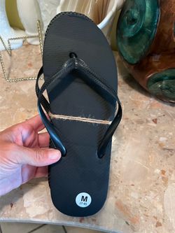 New black pair of flip flops size 7-8