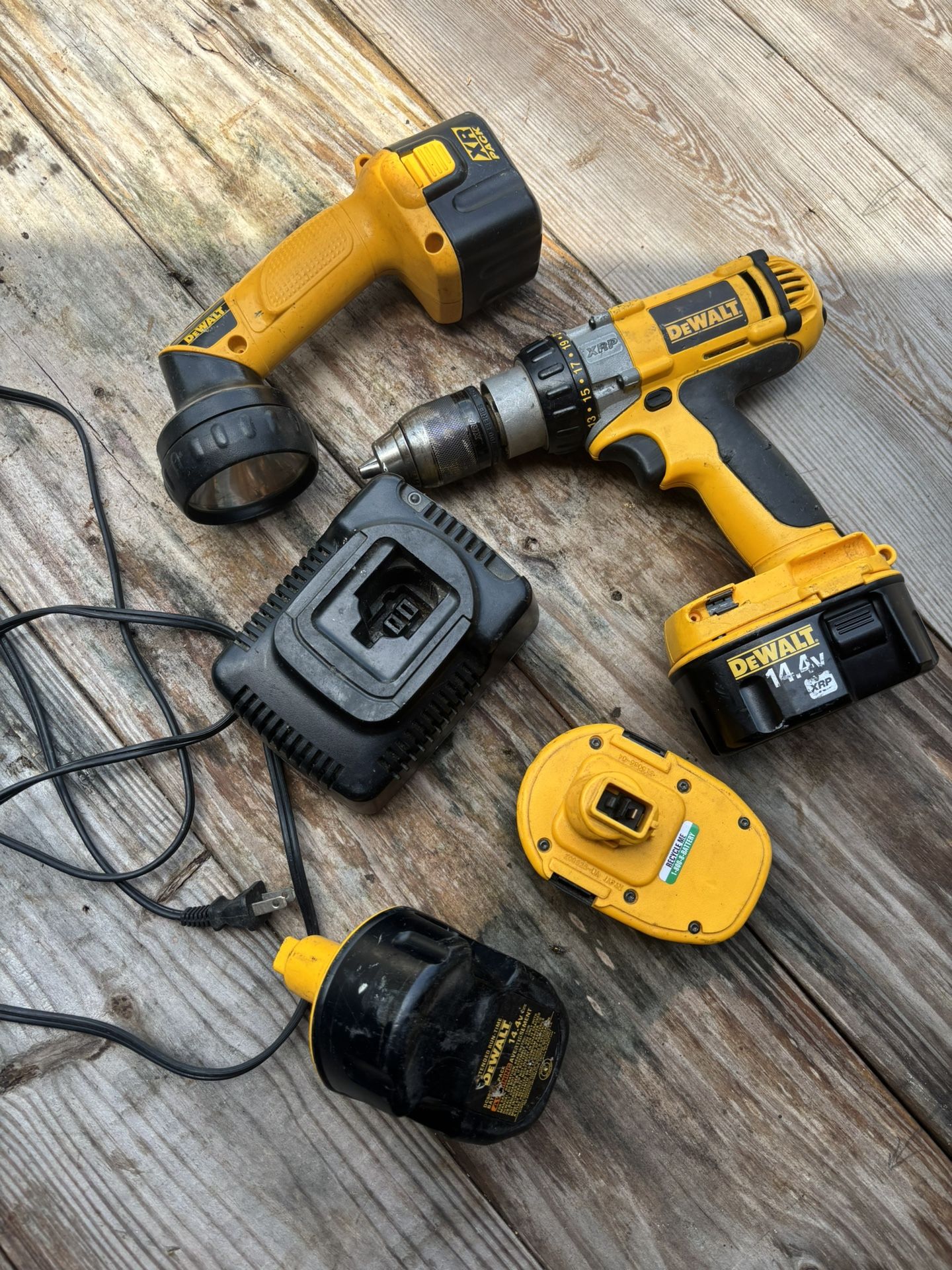 Lot of 7 DEWALT pieces that can be seen in the photos -tested-