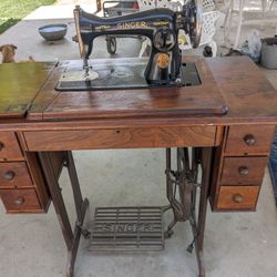 1933 Singer.    Sewing Machine