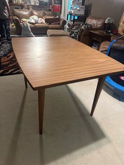 Dining table. With optional extension piece.