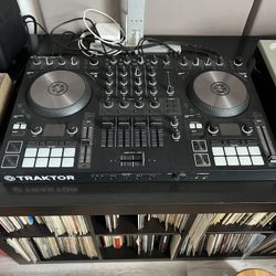 Native instruments Traktor Kontrol S4 MK3 DJ controller