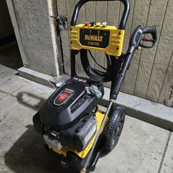 Dewalt 3100 PSI 2.3 GPM Cold Water Gas Pressure Washer with HONDA GCV170 Engine