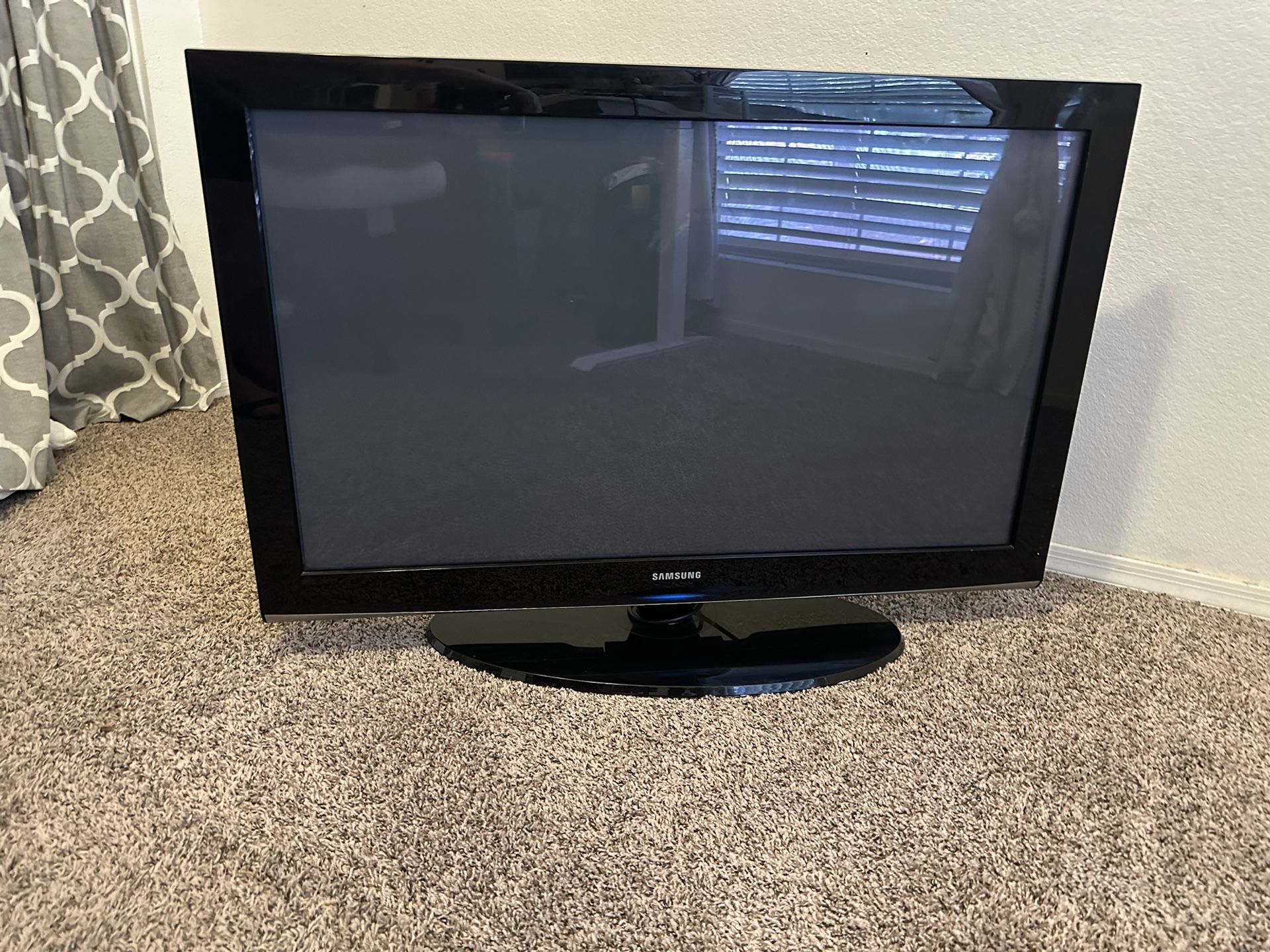 42 Inch Samsung 42 inch TV with remote. for Sale in Gilbert, AZ - OfferUp