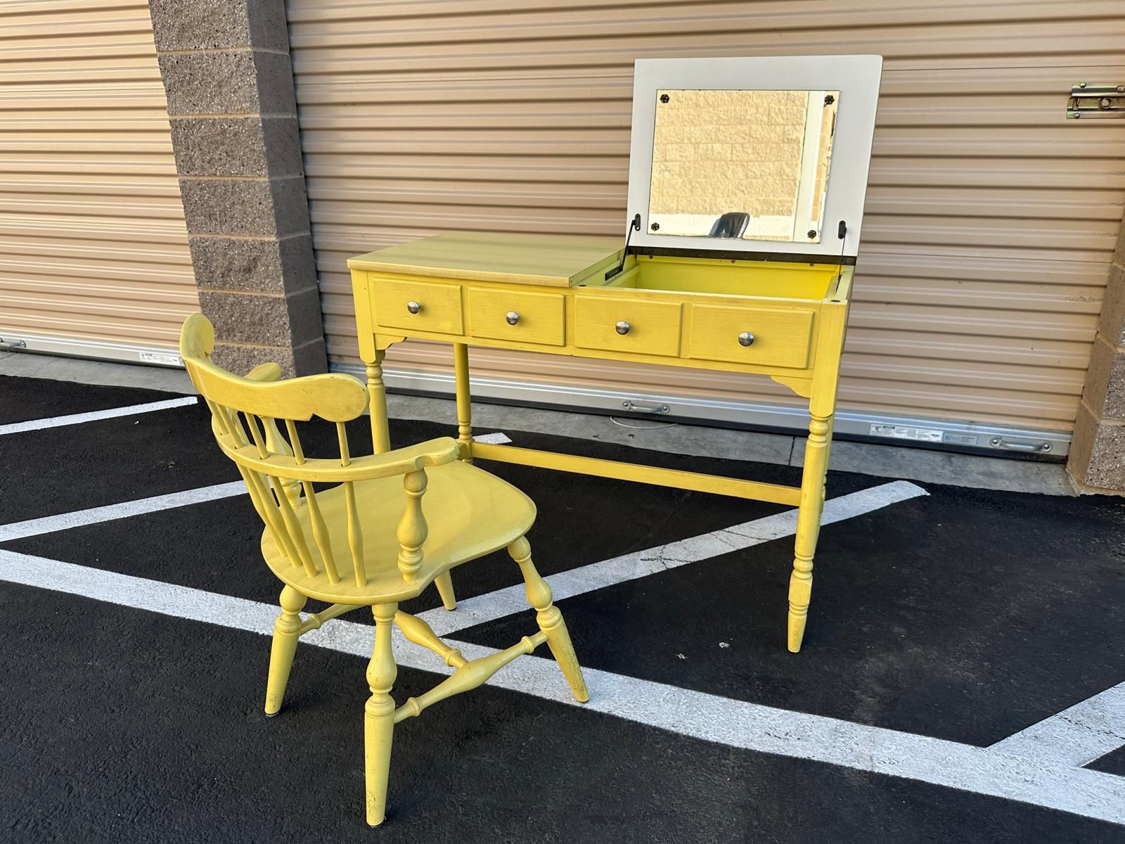 Ethan Allen desk with chairs/ escritorio de madera sólida con silla 