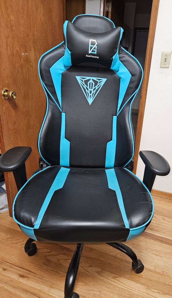 Gamming Chair Mint Condition With Back Pillow