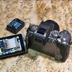 Panasonic Lumix G7 4K Camera + 14-42mm Lens & Extras