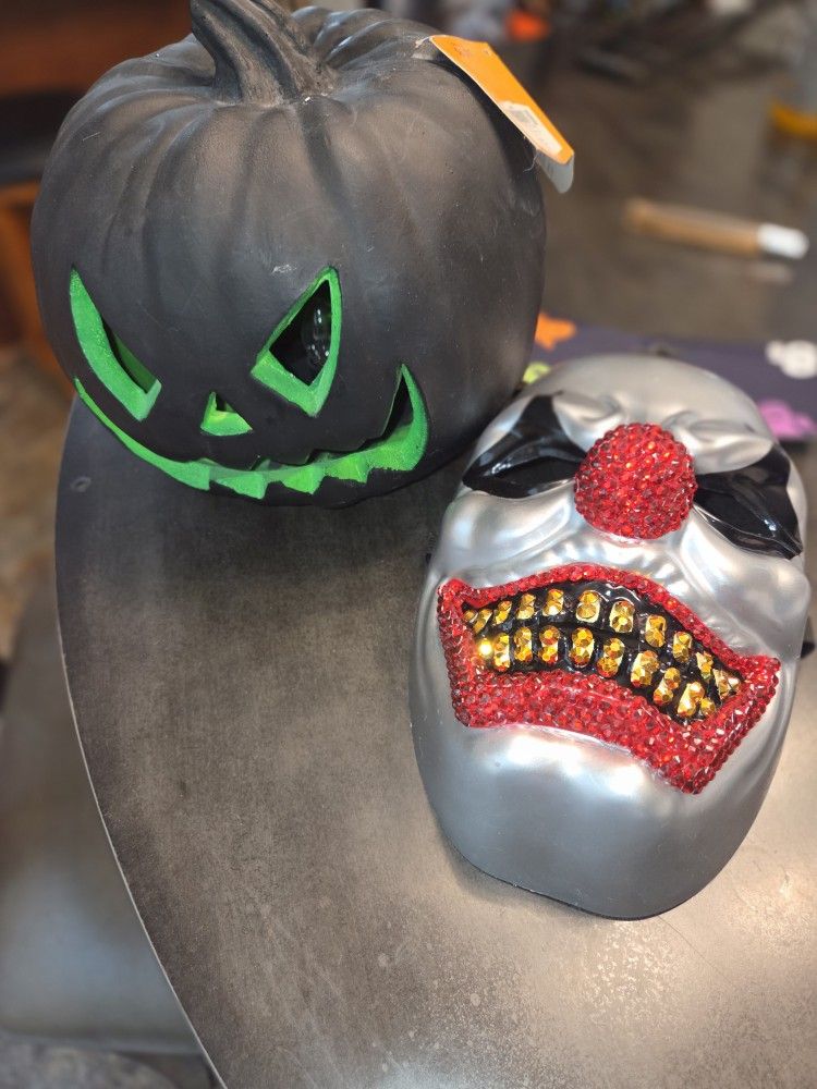 Halloween Mask & Pumpkin Decor