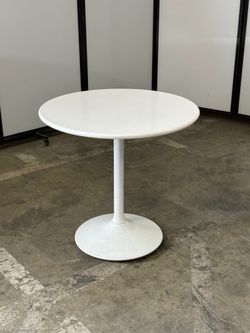 WCI white metal outdoor table 30" round