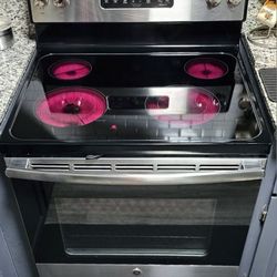Like new! General Electric electric stove, stainless steel, 30 inches, excellent condition, 220 volts, 4 elements, works perfectly. You can come and s