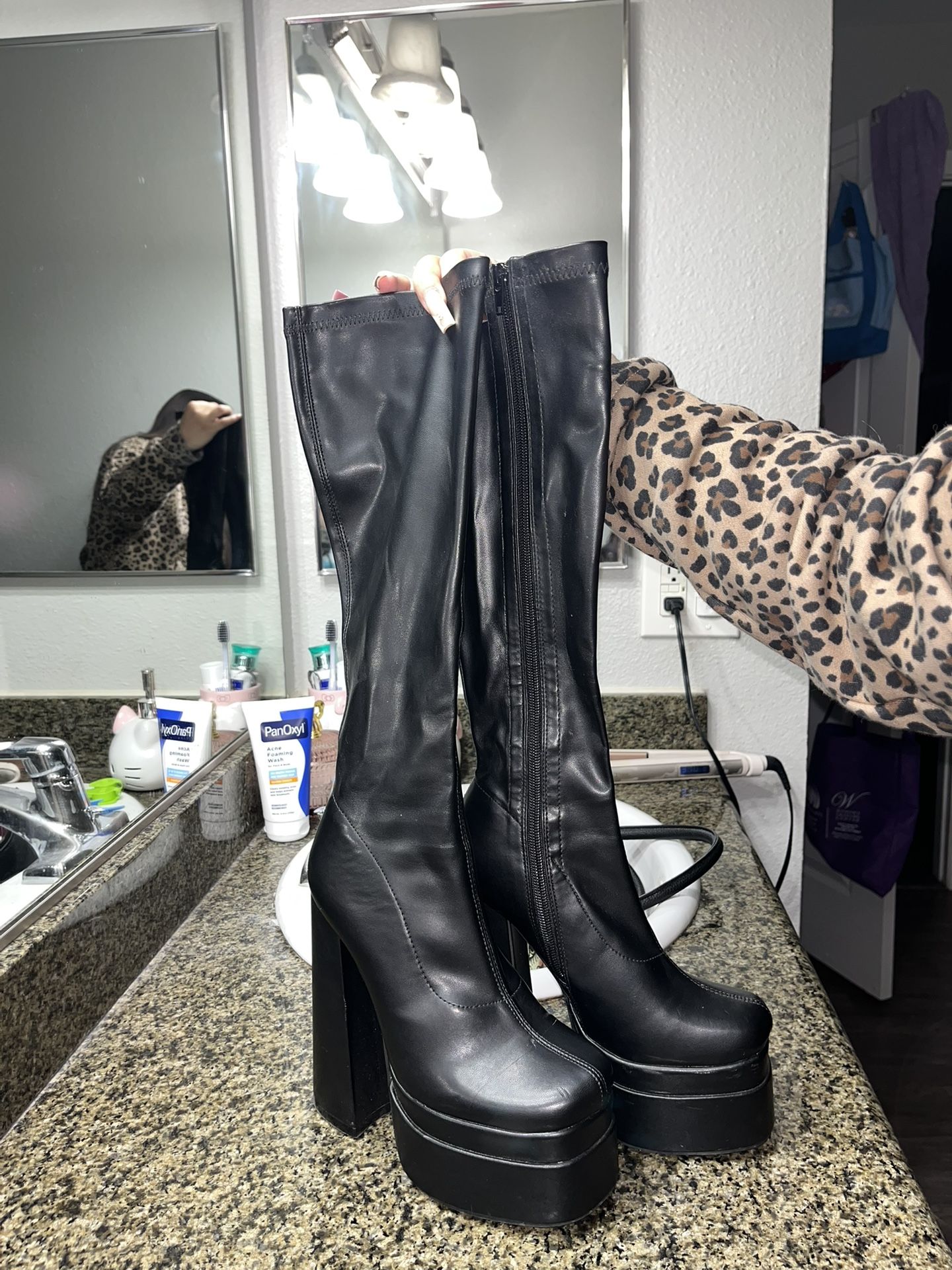 New Boots $25 Size 6