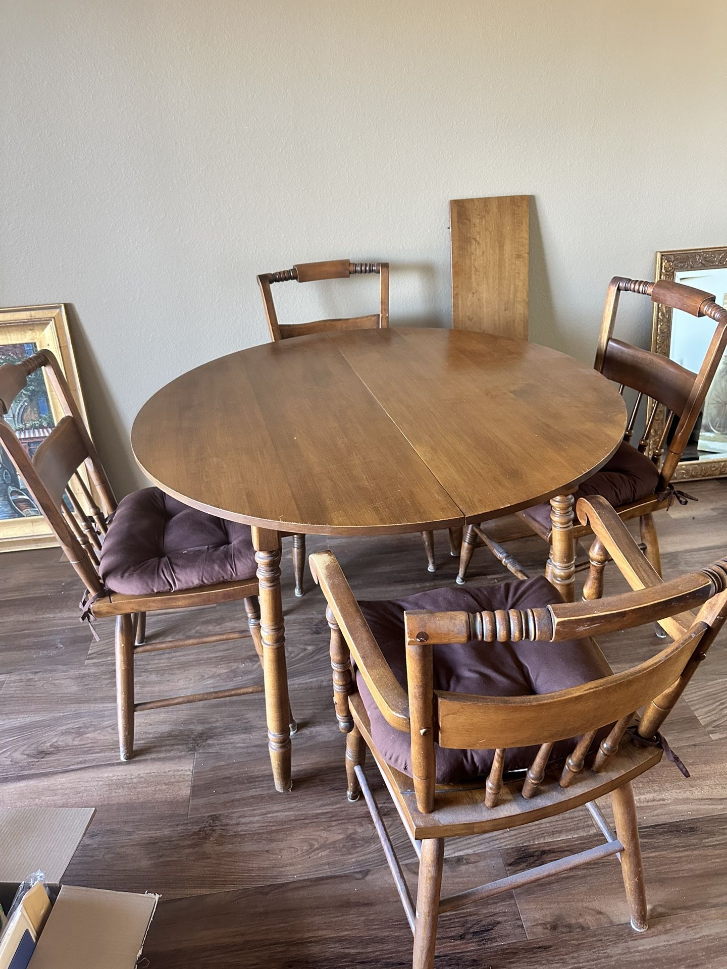 Maple Table With 4 Chairs With Leaf