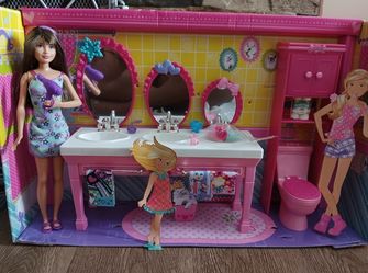 Barbie sisters beauty fun bathroom 2010