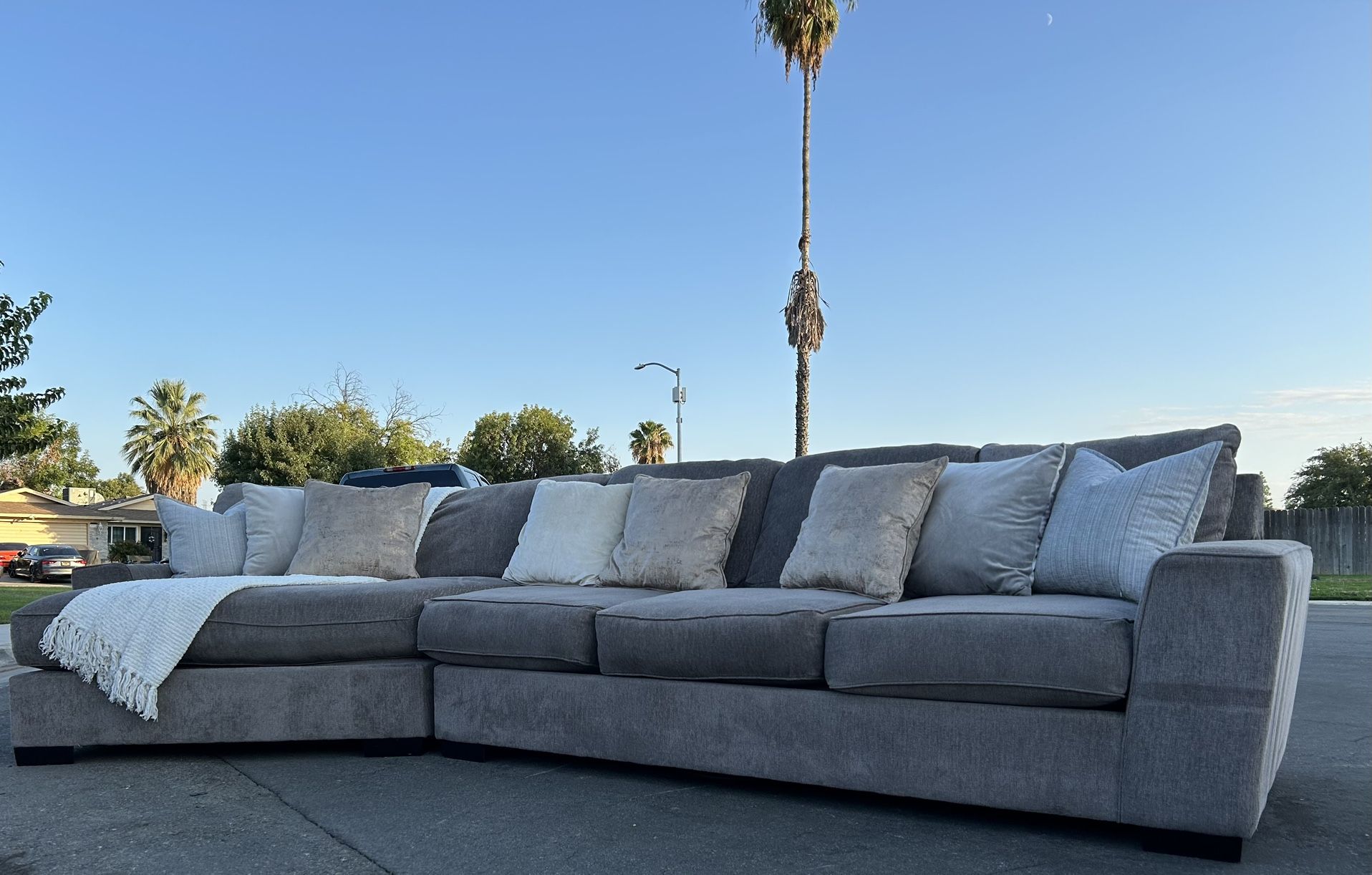 ✨ Spacious - Plush Custom Sectional Couch - Delivery Available 🚚