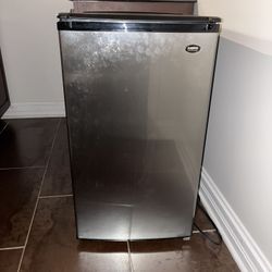 Refrigerator-Mini-Fridge. 4.4 Cu. Ft. 