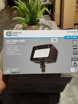 COMMERCIAL ELECTRIC LED FLOOD LIGHT