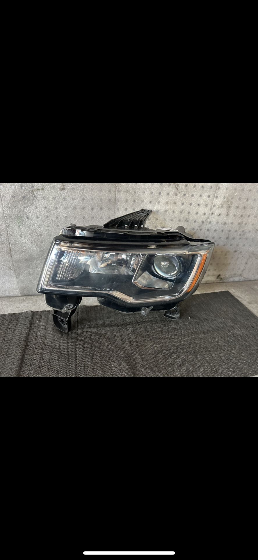 2017-2018-2019-2020-2021 Jeep Grand Cherokee Halogen Headlight Left Driver Side OEM