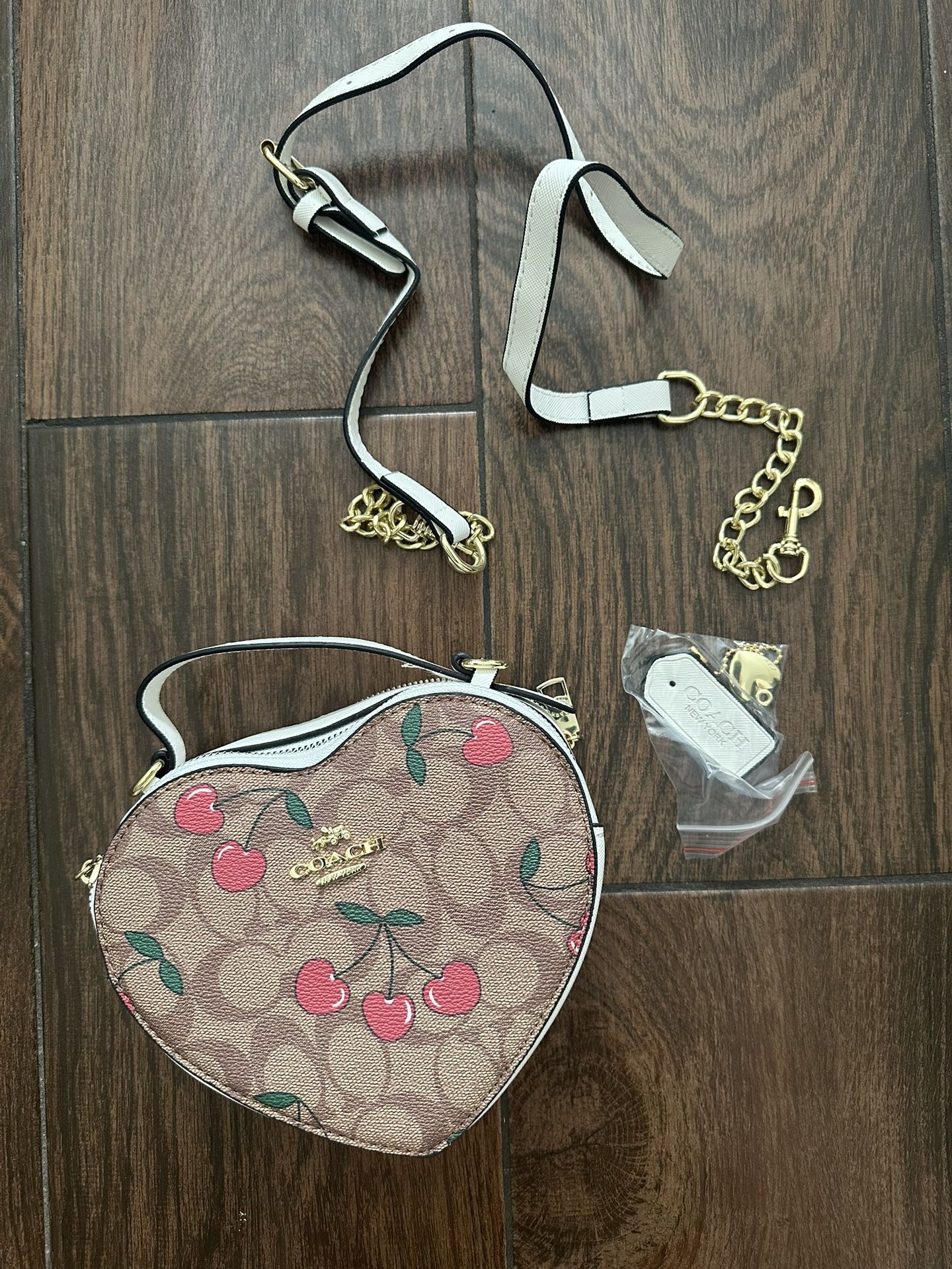 Darling Heart Shaped Purse. Perfect For Young Pre Teens Or Children