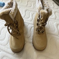 Women's size 8 cold weather boots