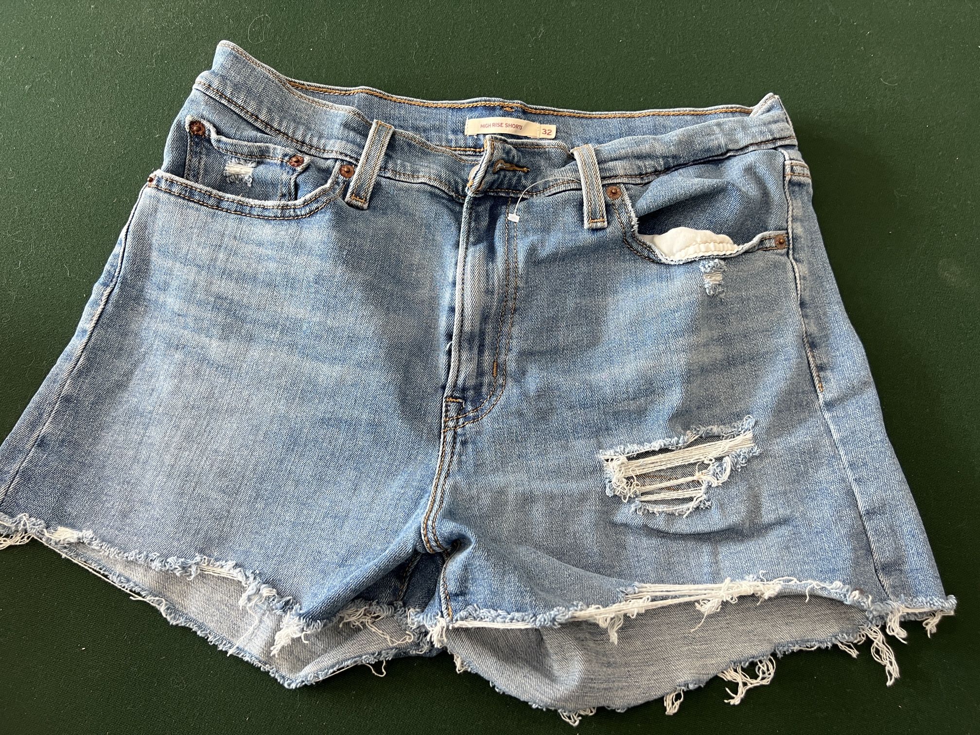 Levi cut off jeans
