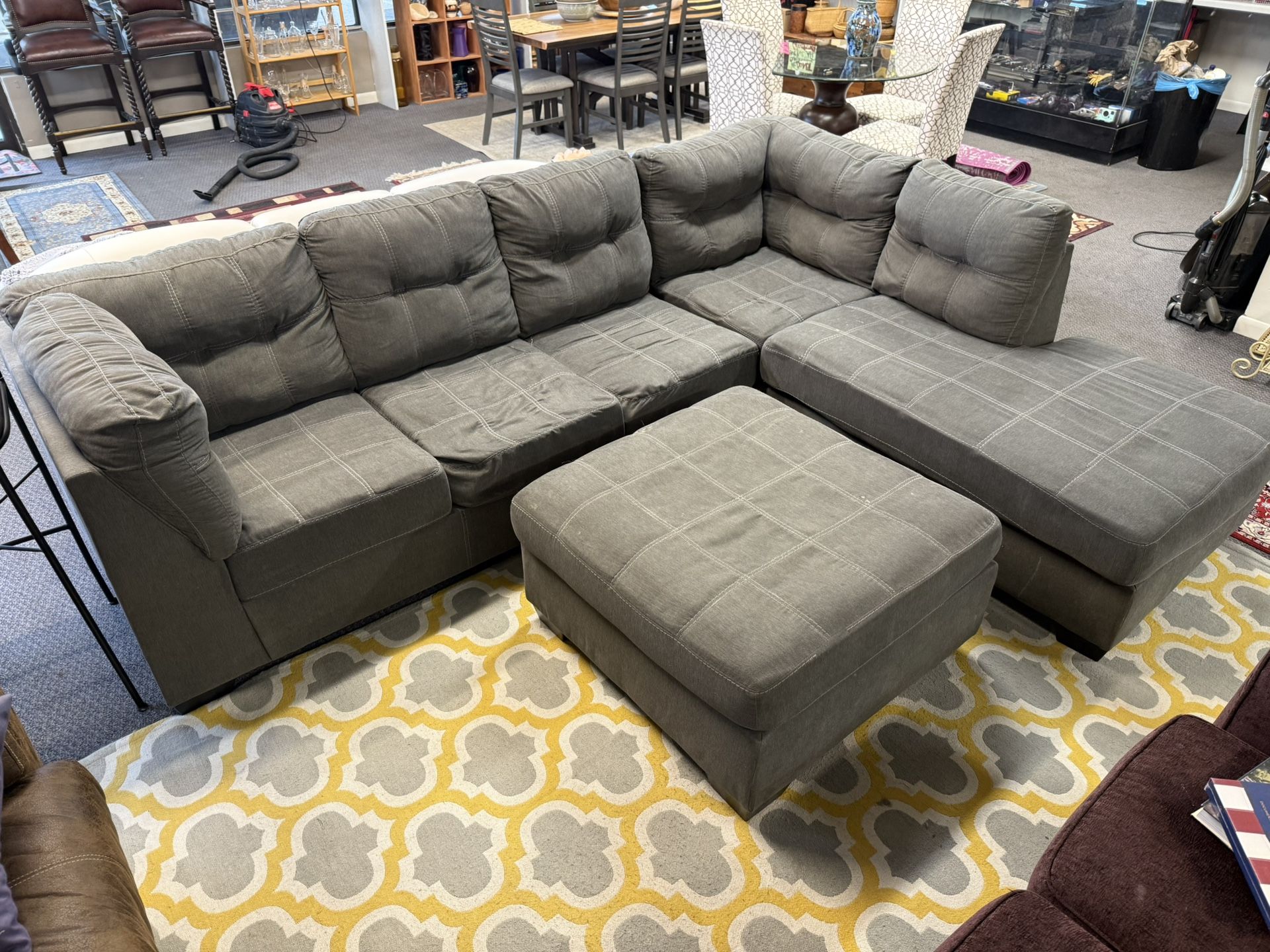 Sectional couch with sofa sleeper