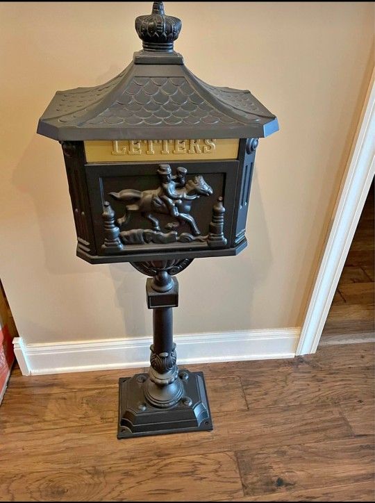 Cambridge Aluminum Mail Box