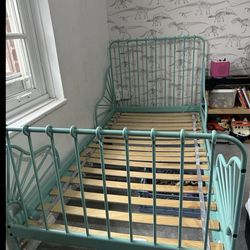 Toddlers bed