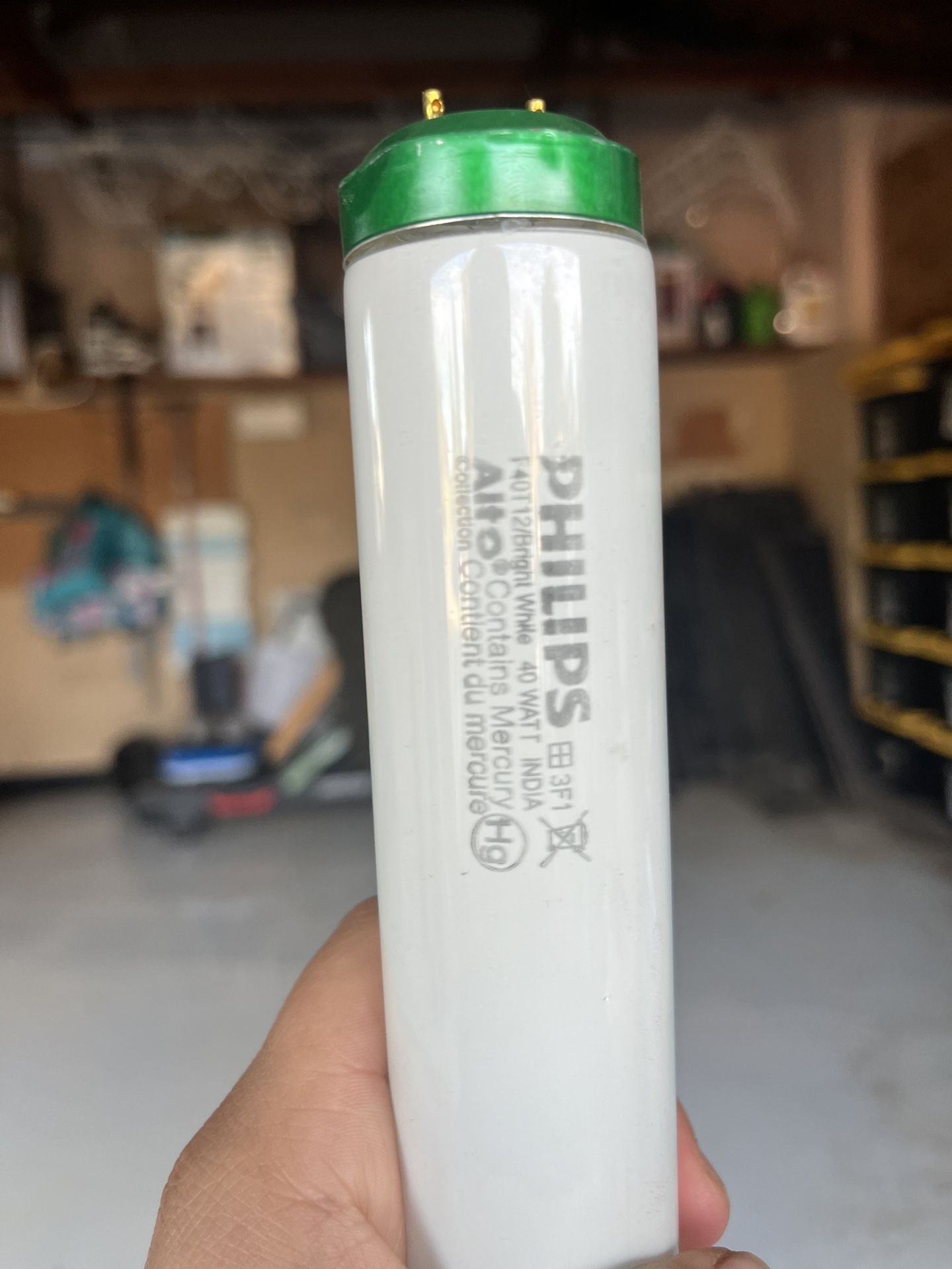 2 fluorescent tube lights