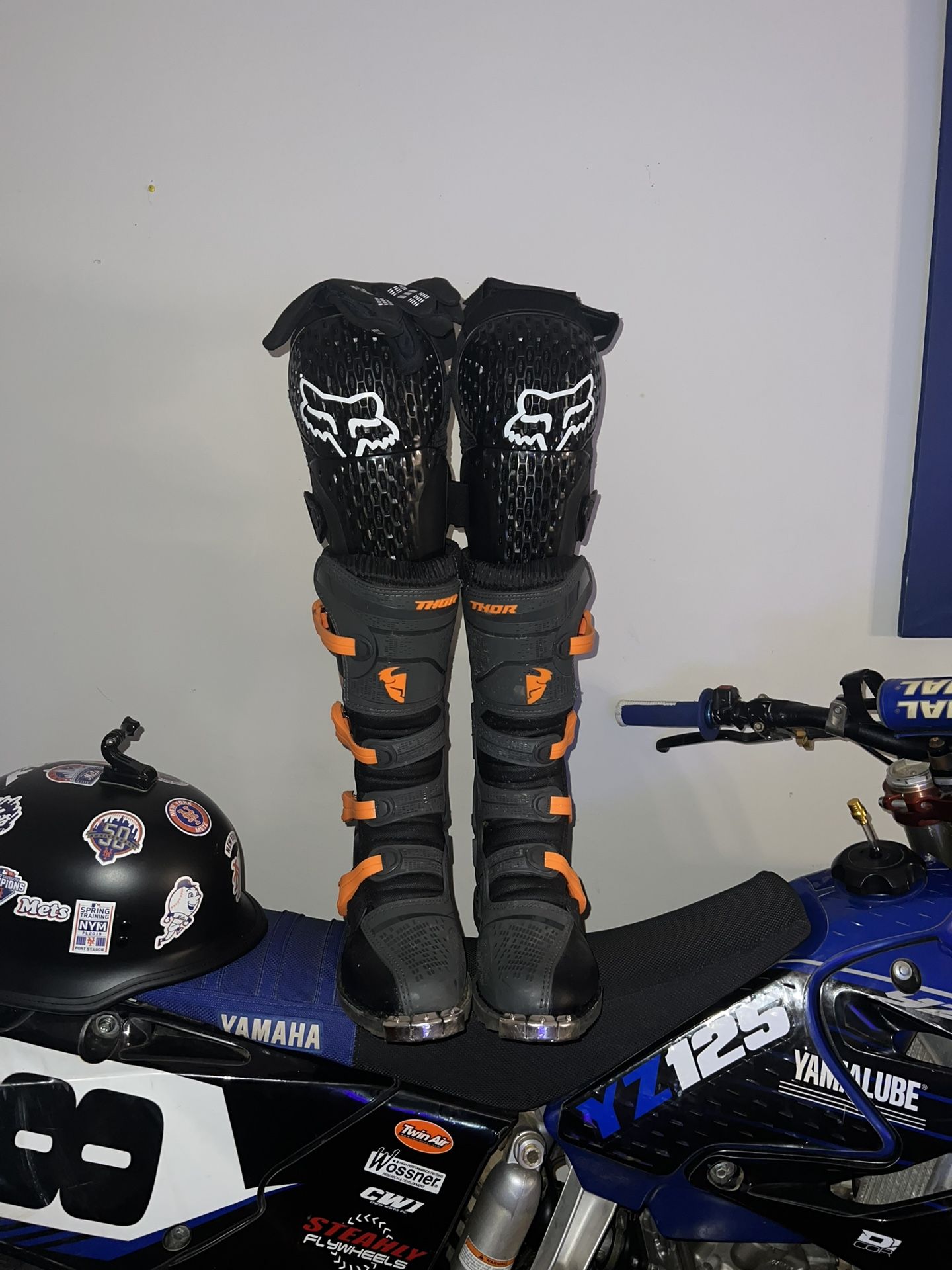 THOR Blitz XP MX BOOTS / FOX Knee Guards/ FOX MX Gloves