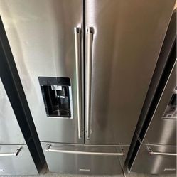 Refrigerator Kitchenaid. 
