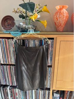 PRICE DROP: LONDON/PARIS/NY “FIGURE”, very small 10, lined, BROWN DISTRESSED SKT